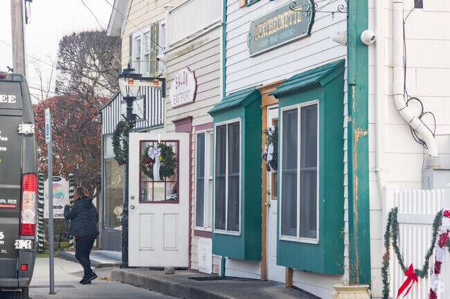 Montauk Highway in Eastport has cafes and small shops.