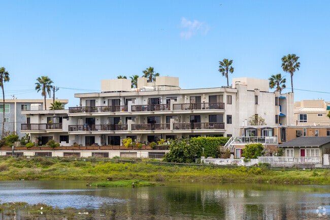 Marina Del Rey residences blend into the scenery to help the hustle and bustle disappear.