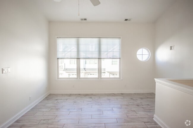 1BR, 1BA - Cranbrook - Living Room