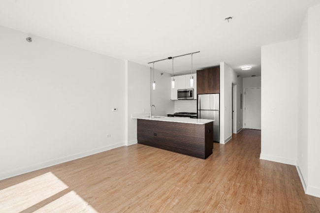 182 N Garland Ct, Chicago, IL 60601 - photo 2