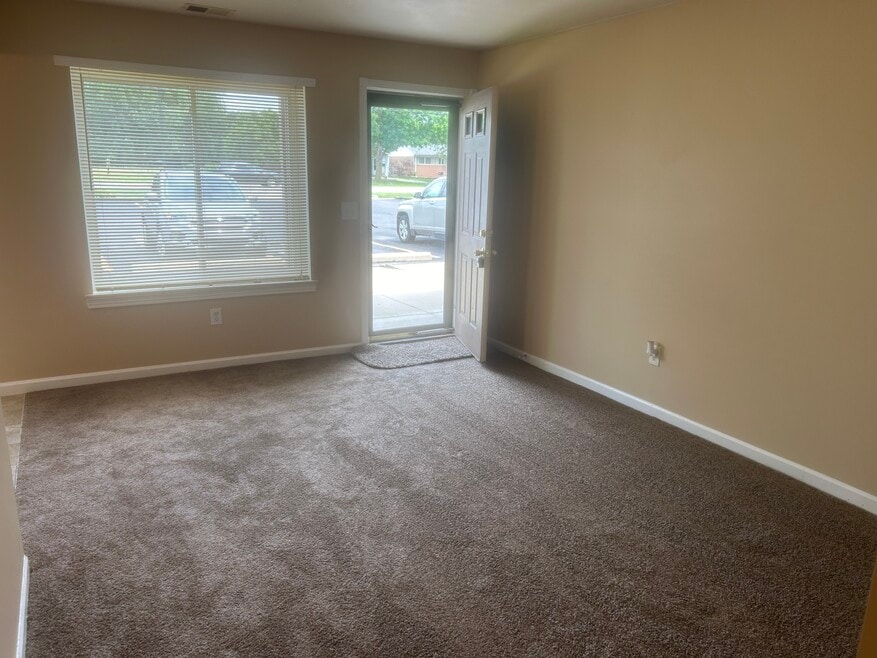 19102 E 14 Mile Rd unit 19102 14 mile rd, Roseville, MI 48066 - photo 1