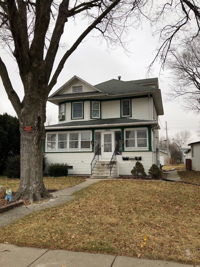 1009 Spring St Unit 1, Grinnell, IA 50112