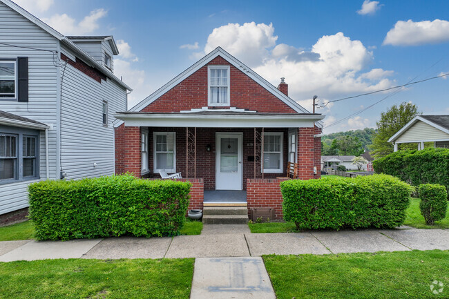 A cozy bungalow home located in Brackenridge.