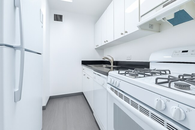 245 E 48th St unit 2A, New York, NY 10017 - photo 5