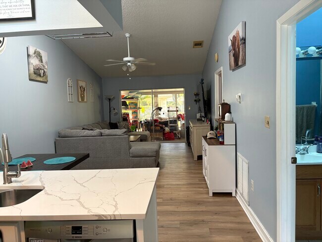 746 N Jefferson Ave unit 746, Sarasota, FL 34237 - photo 4