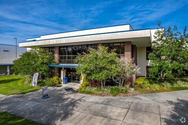 The student to teacher ratio at St. Petersburg Collegiate high school is 48-1.