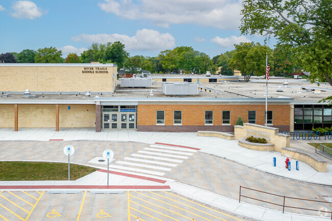 Test scores at River Trails Middle School are above the Illinois state average.