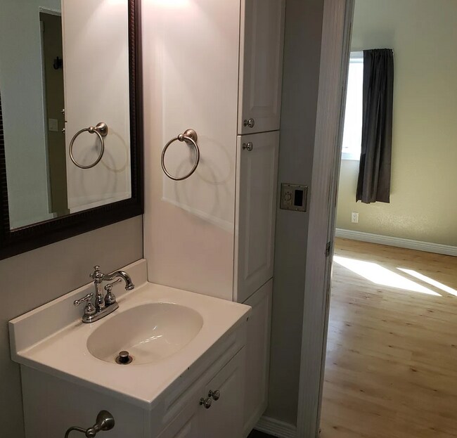 709 N Rowley St, Mitchell, SD 57301 - photo 6