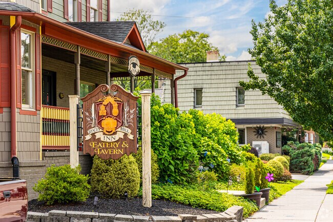 The Rocky Hill Inn is a historic restaurant serving food and drinks.