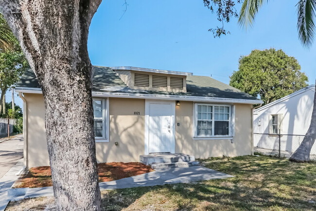 1021 S L St, Lake Worth, FL 33460 - photo 3