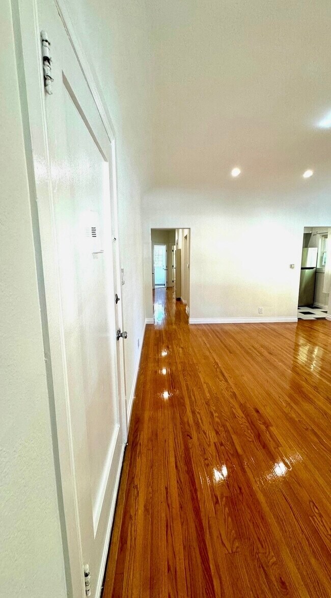 422 N Spaulding Ave unit L422, Los Angeles, CA 90036 - photo 3