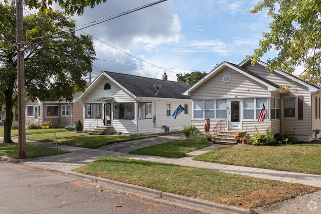 Kiwanis Park has a sections of smaller Craftsman style homes narrowly spaced.