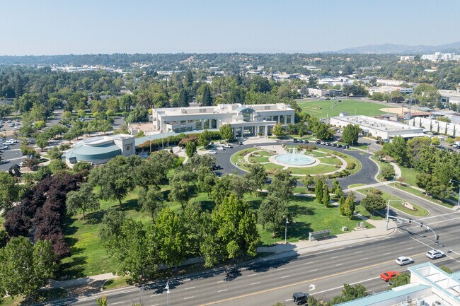 The Redding City Hall is in Starlight.