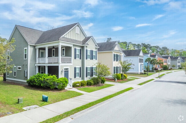New Traditional architecture gives Carolina Bay a timeless but updated feel that’s both elegant and warm.