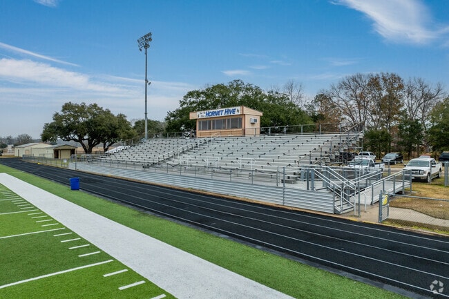 Hardin High School offers a track and field program.