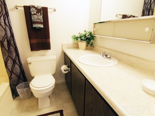 Chateau Gardens Apartments, Glendale, AZ 85301 - photo 7