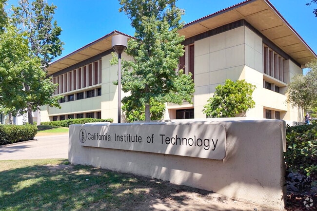 San Pasqual is only blocks from the California Institute of Technology’s campus.