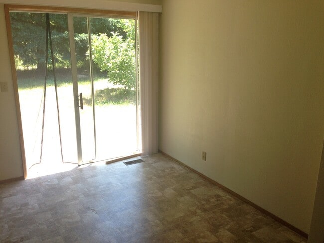 820 NE Woodcrest Ave, Corvallis, OR 97330 - photo 4