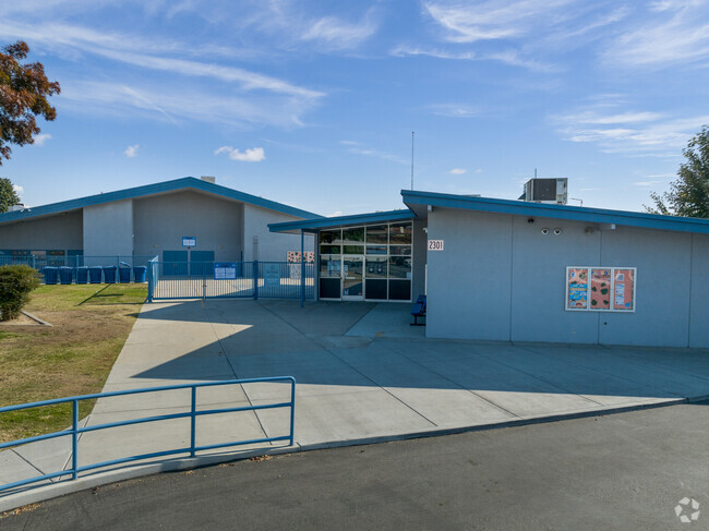 Hort Elementary serves K - 5th grade in Bakersfield.