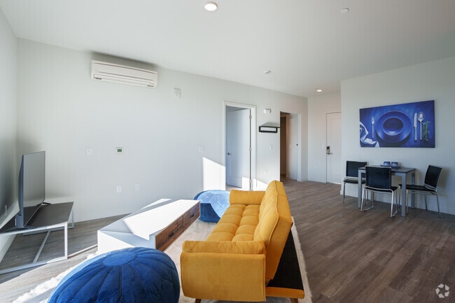 1BR, 1BA - 651SF - Living Room