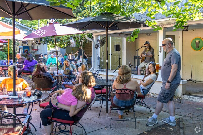 Boston music-lovers meet at the Slainte Public House on Open-mic Nights each Thursday.