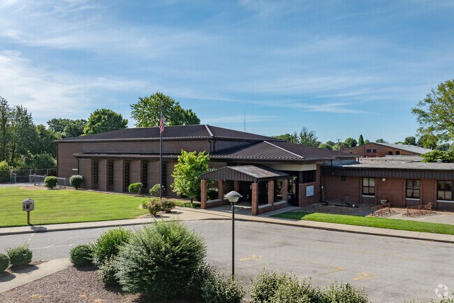Owensboro Middle School has students in grades 6-8.