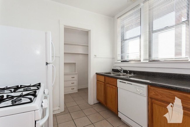 1115 W Oakdale Ave unit 1121-2A, Chicago, IL 60657 - photo 6