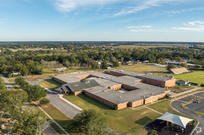 Robertsdale empowers students to become confident, compassionate leaders.