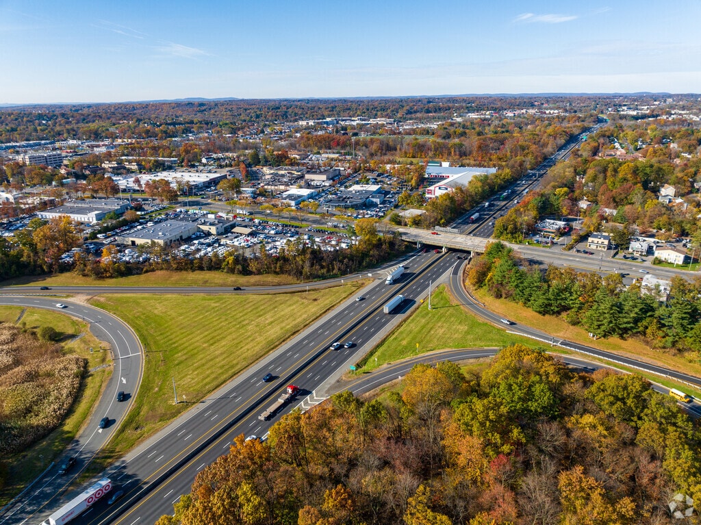 Bardoni is located only 5 miles from Palisades Parkway, is a very commuter-friendly area.