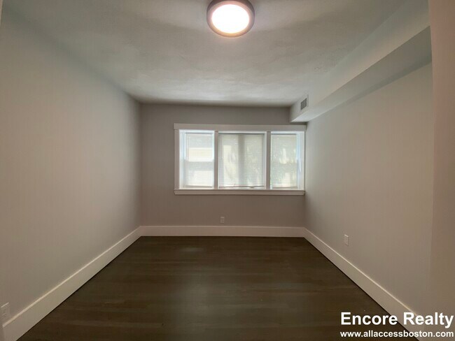 118 Marginal St unit 8, Boston, MA 02128 - photo 5