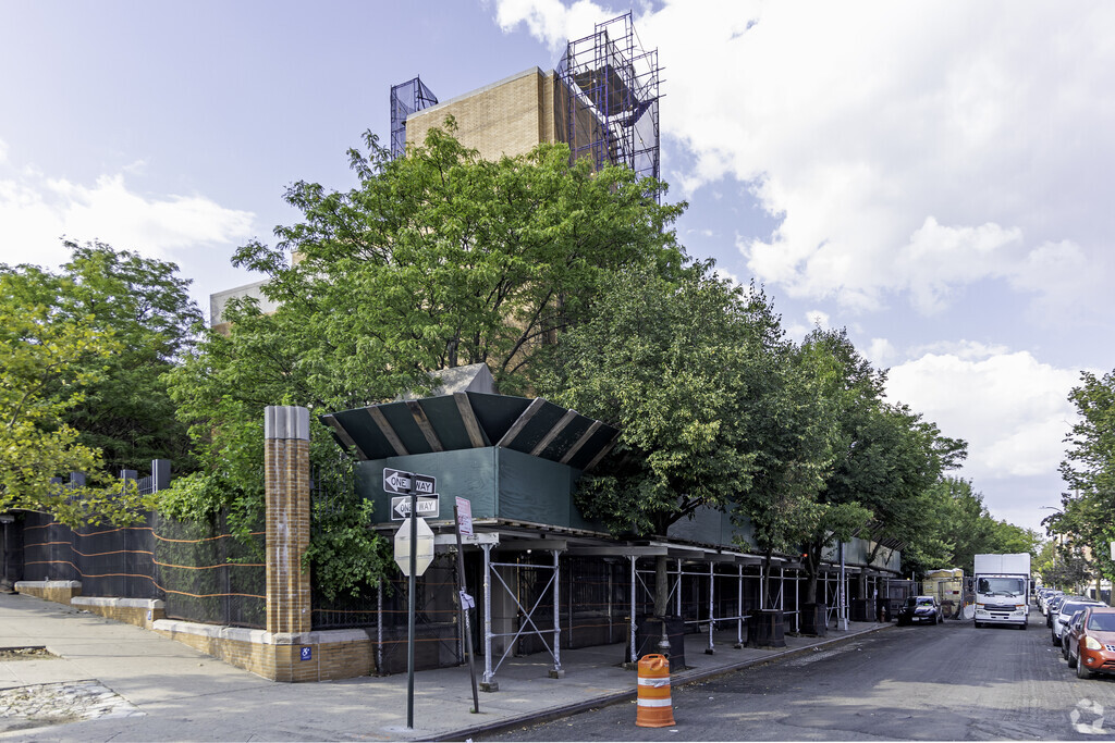 The student population of Ps 291 is 447 and the school serves K-5.