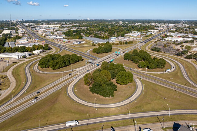 Florida Boulevard connects Lobdell-Wooddale to major Baton Rouge thoroughfares.