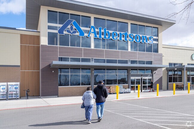 Albertson's is one of many options for grocery shopping in the Far East neighborhood.