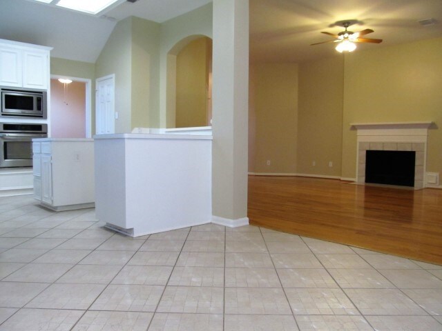 104 Laguna Pointe Dr, League City, TX 77573 - photo 4