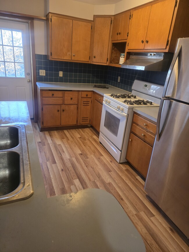 521 W Greenleaf St, Allentown, PA 18102 - photo 2