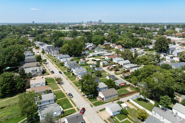 Hi-Pointe is a tiny residential enclave footsteps away from Forest Park.