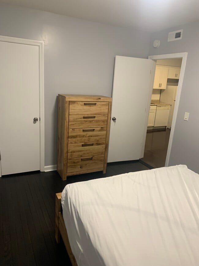 174 Orland St unit Room for rent, Bridgeport, CT 06605 - photo 3