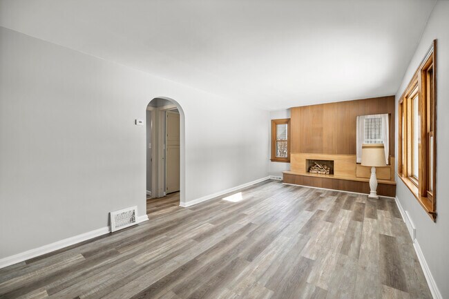 1515 Longwood Dr, Cleveland, OH 44124 - photo 4