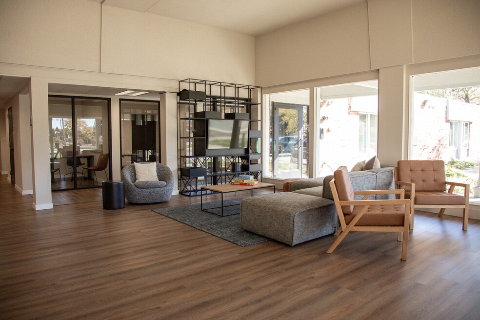 Furnished Apartments with flexible lease terms and unbeatable building amenities., Neenah, WI 54956 - photo 1