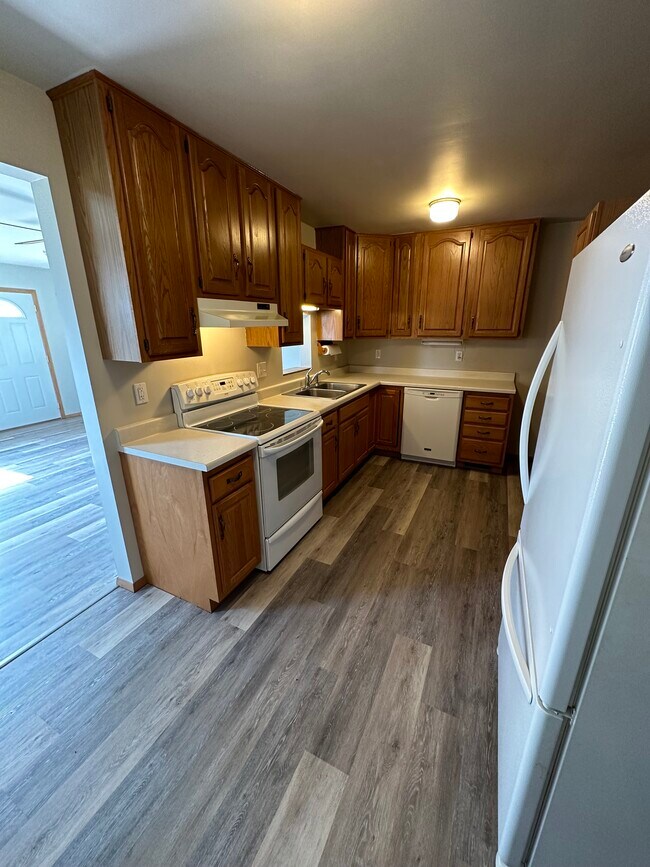 1422 9th St NW, Cedar Rapids, IA 52405 - photo 3