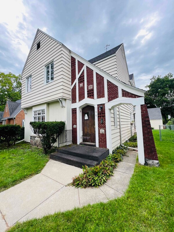 706 S Arnold St Unit Apartment #2, Mount Pleasant, MI 48858