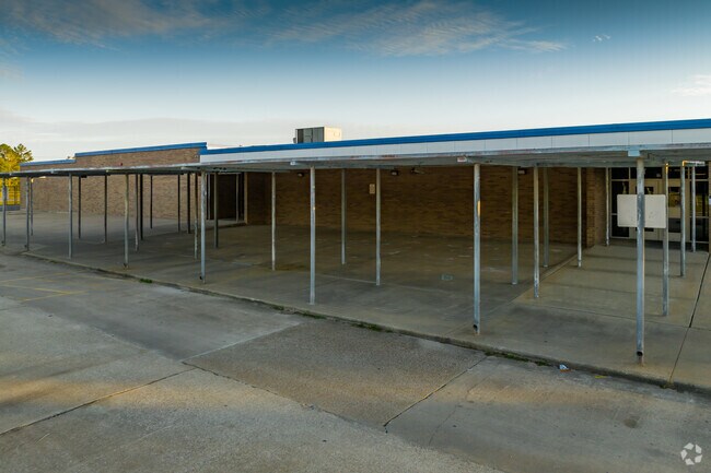 Sour Lake Elementary School has a student to teacher ratio of 16 to 1.