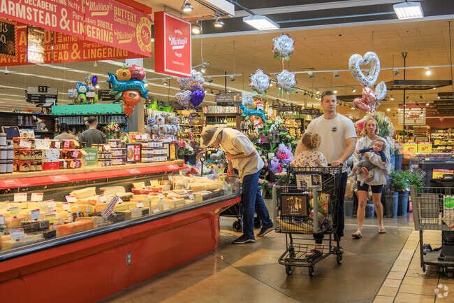 The Ralphs on Hawthorne is an exceptional and expansive market serving Rancho Palos Verdes.