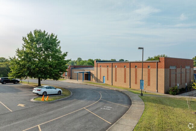 Stanford Montessori Elementary School has a pick up lane for parents in Donelson.