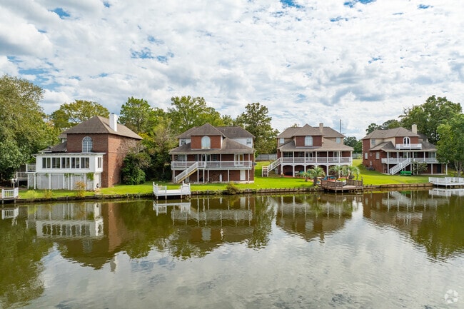 Top-tier houses in West Hattiesburg offer beautiful views and lakeside living.