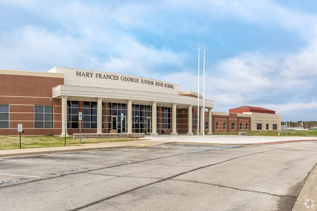 George Junior High School has a B- rating on Niche.com.