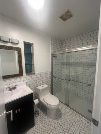 2655 E Maple Rd Unit 19, Birmingham, MI 48009