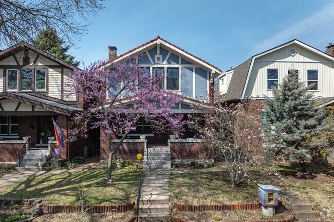 Craftsman and Dutch Colonial homes are prevalent in Kings Oak.