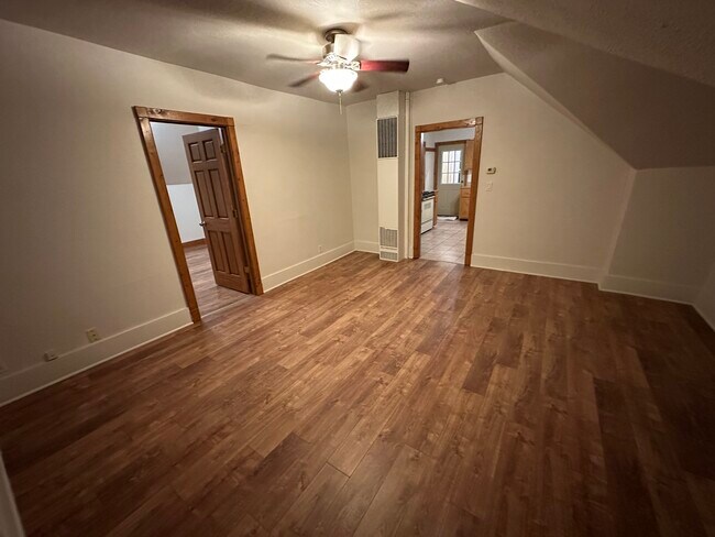 1032 Broadway Ave unit Upper Unit in Duplex, Sheboygan, WI 53081 - photo 4
