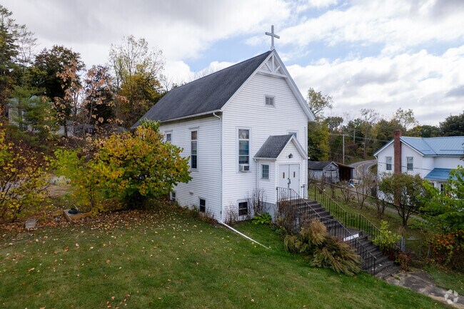 Berean Bible Church hosts services and events in Groveland.